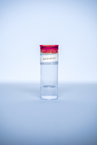 透明红盖玻璃瓶